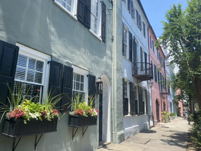 カラフルなレインボー通りの街並み