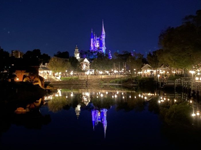 水面に映るシンデレラ城