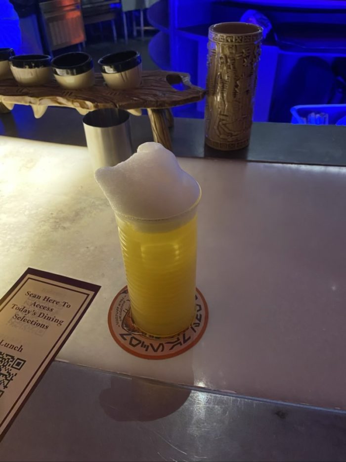 Oga's CantinaのFuzzy Tauntaun（黄色いカクテル）