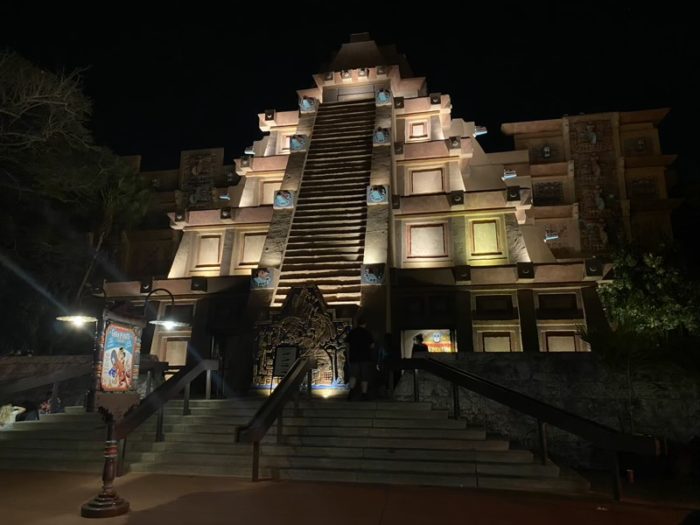 エプコットのメキシコ館、夜のライトアップされたピラミッド外観