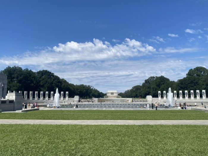 第二次世界大戦記念碑付近から見たリンカーン記念堂とナショナルモールの芝生
