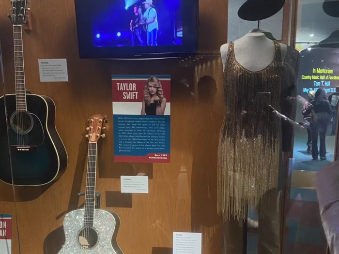 Country Music Hall of Fame テイラー・スウィフトのギターと衣装展示