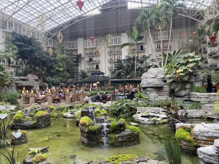 ナッシュビル ゲイロード・オープリーランド 屋内ガーデンと噴水の様子