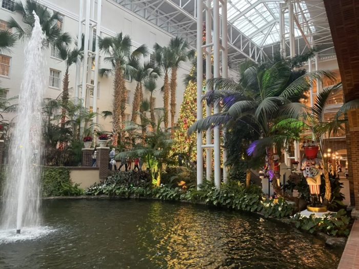 ナッシュビル ゲイロード・オープリーランド 屋内ガーデンと噴水の様子