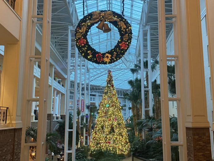 ナッシュビル ゲイロード・オープリーランドの巨大クリスマスツリーと屋内ガーデン