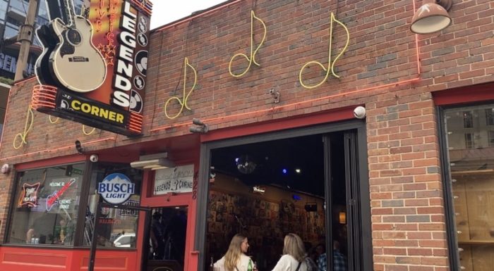 ナッシュビル ブロードウェイ通り ライブハウスから音楽が聞こえる