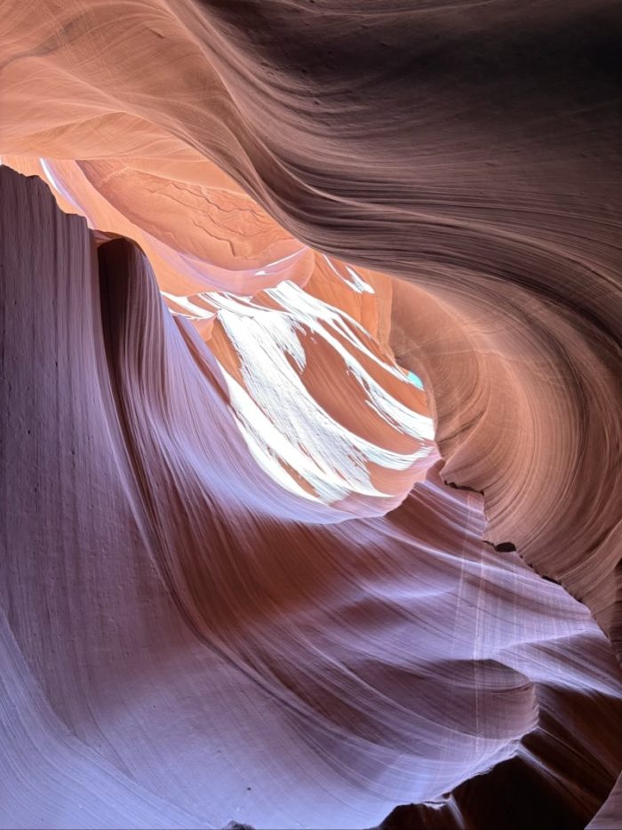 ロウワーアンテロープキャニオンに差し込む光と岩の景色