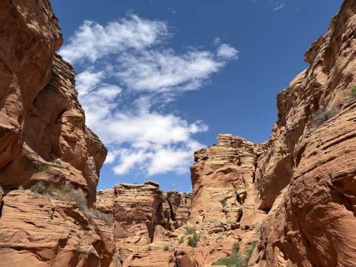 アンテロープキャニオンXの綺麗な岩山と青空