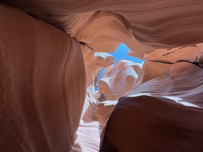 アンテロープキャニオンXの開放的な岩と青空の景色